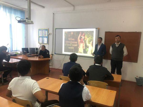 "Құқық бұзушылықтың алдын алу" айлық барысында 7-11 сынып оқушылары мен мектеп инспекторы Р.Мырзабаев кездесу.